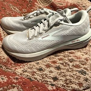 Like new Brooks Revel running shoes